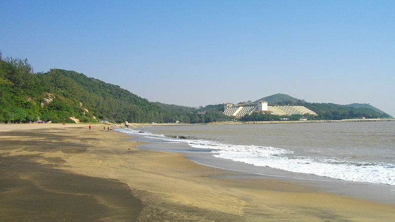 800px Hac Sa Beach 01