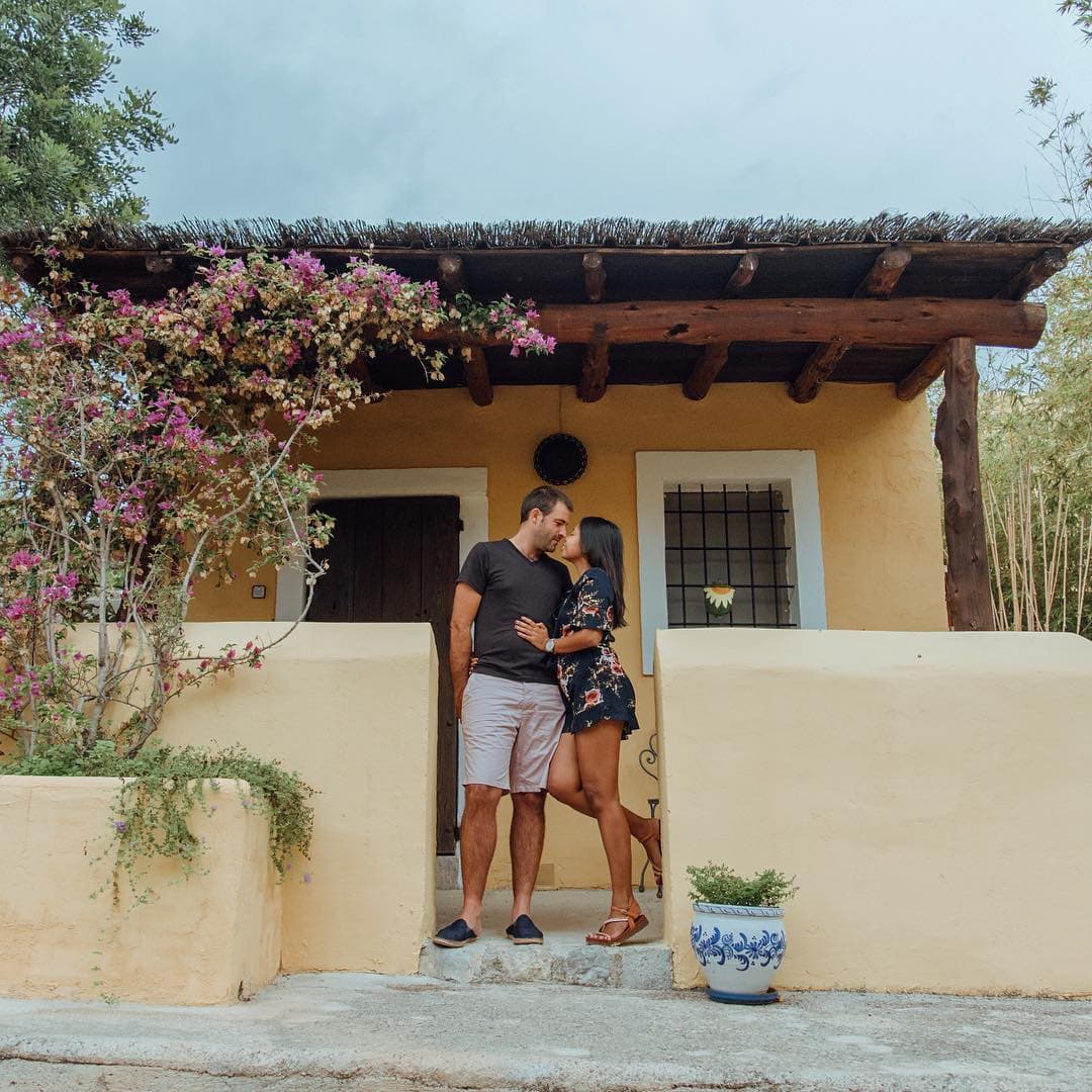 8 Benefits of Traveling, travel couple, Multicultural relationship