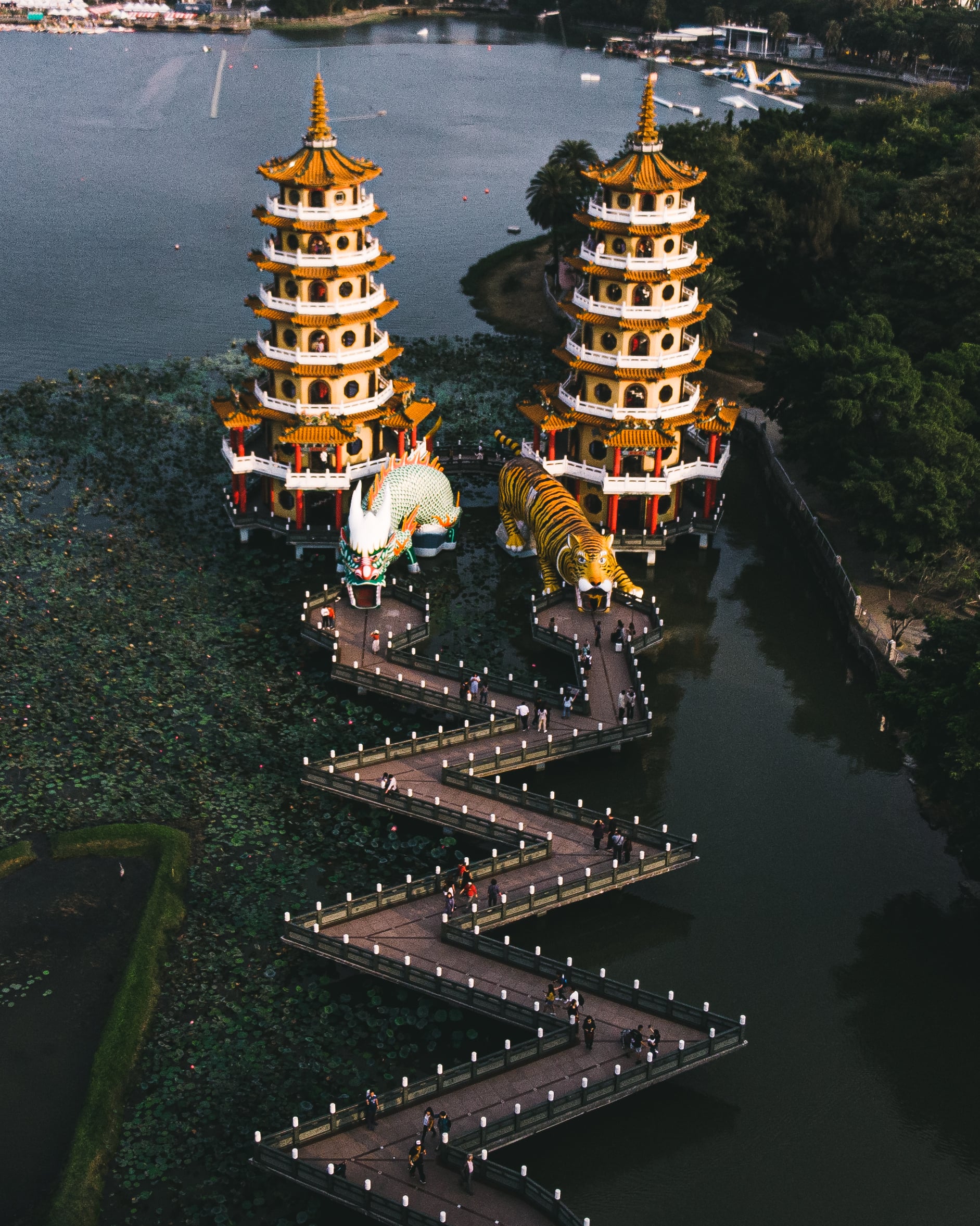 how to get from Kaohsiung airport to city center, how to get to Lotus pond (travel guide)