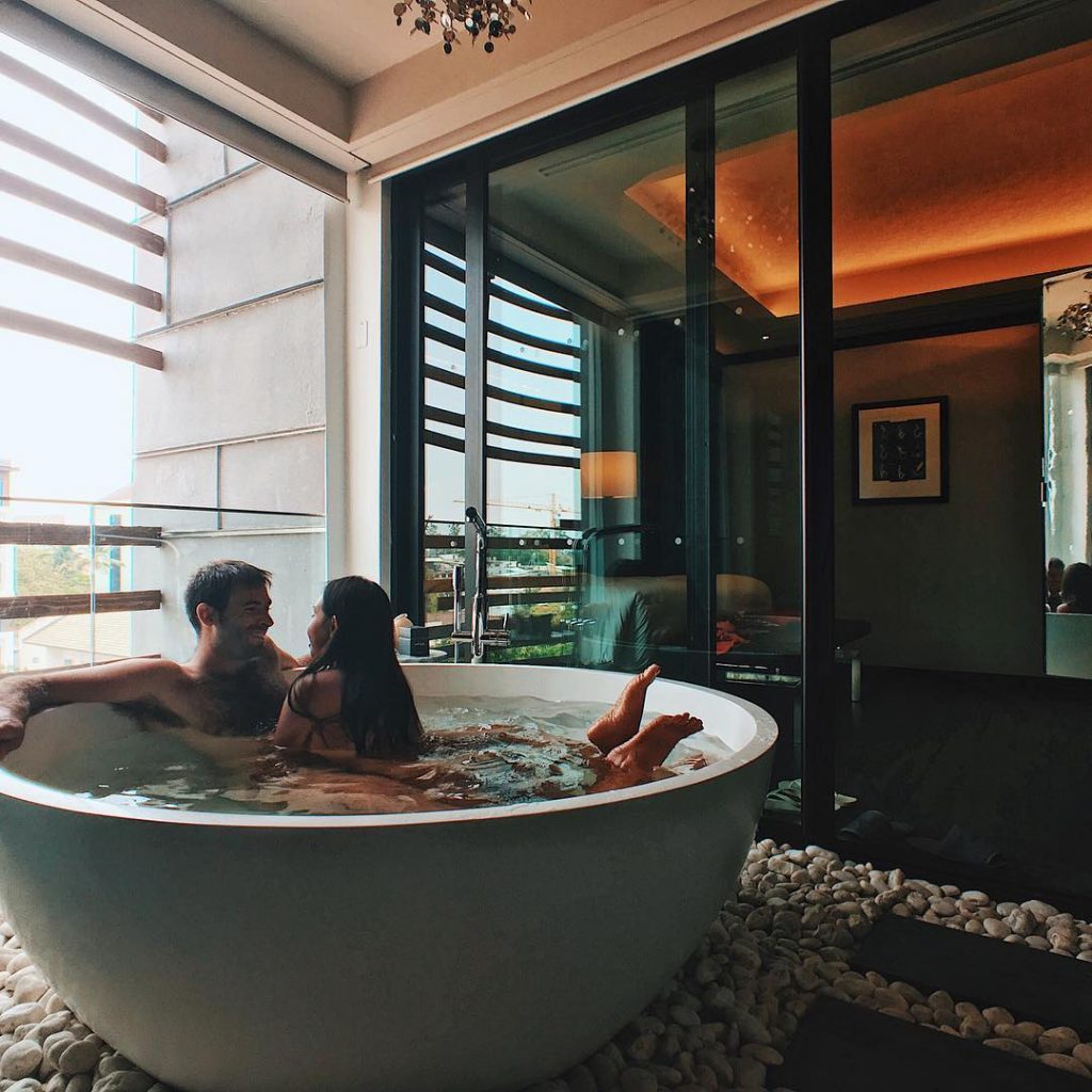Akyra Manor Bathtub