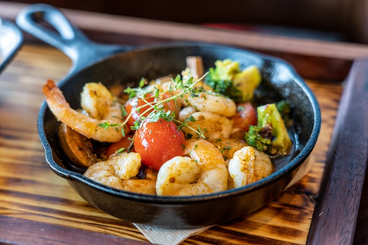 Portuguese Food, Portuguese cuisine, traditional Portuguese food, food in Portugal, Portuguese dishes, Gambas a l’Ajilo