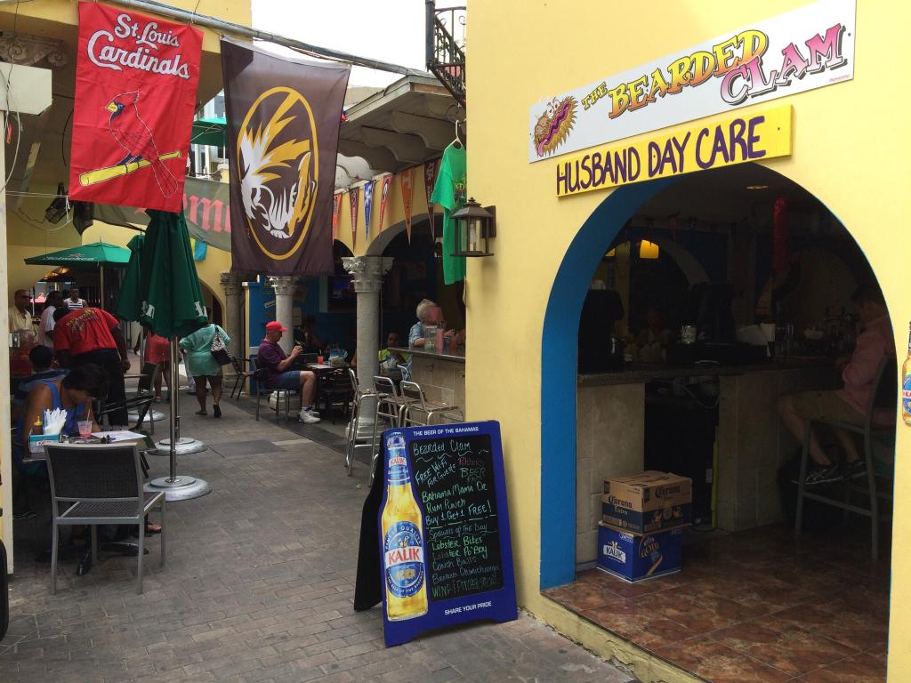restaurants in nassau, restaurants in nassau bahamas, best restaurants in nassau, best restaurants in nassau, where to eat in nassau, nassau food, The Bearder Clam Sports Bar