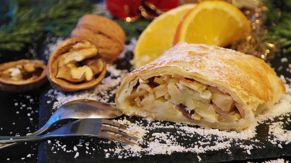 Slovenian Snacks, Traditional Slovenian dessert and snacks, Slovenia snacks, Slovenia cuisine, traditional dessert and snacks in Slovenia, Slovenian desserts, Slovenia desserts, Jabolčni Štrudelj 