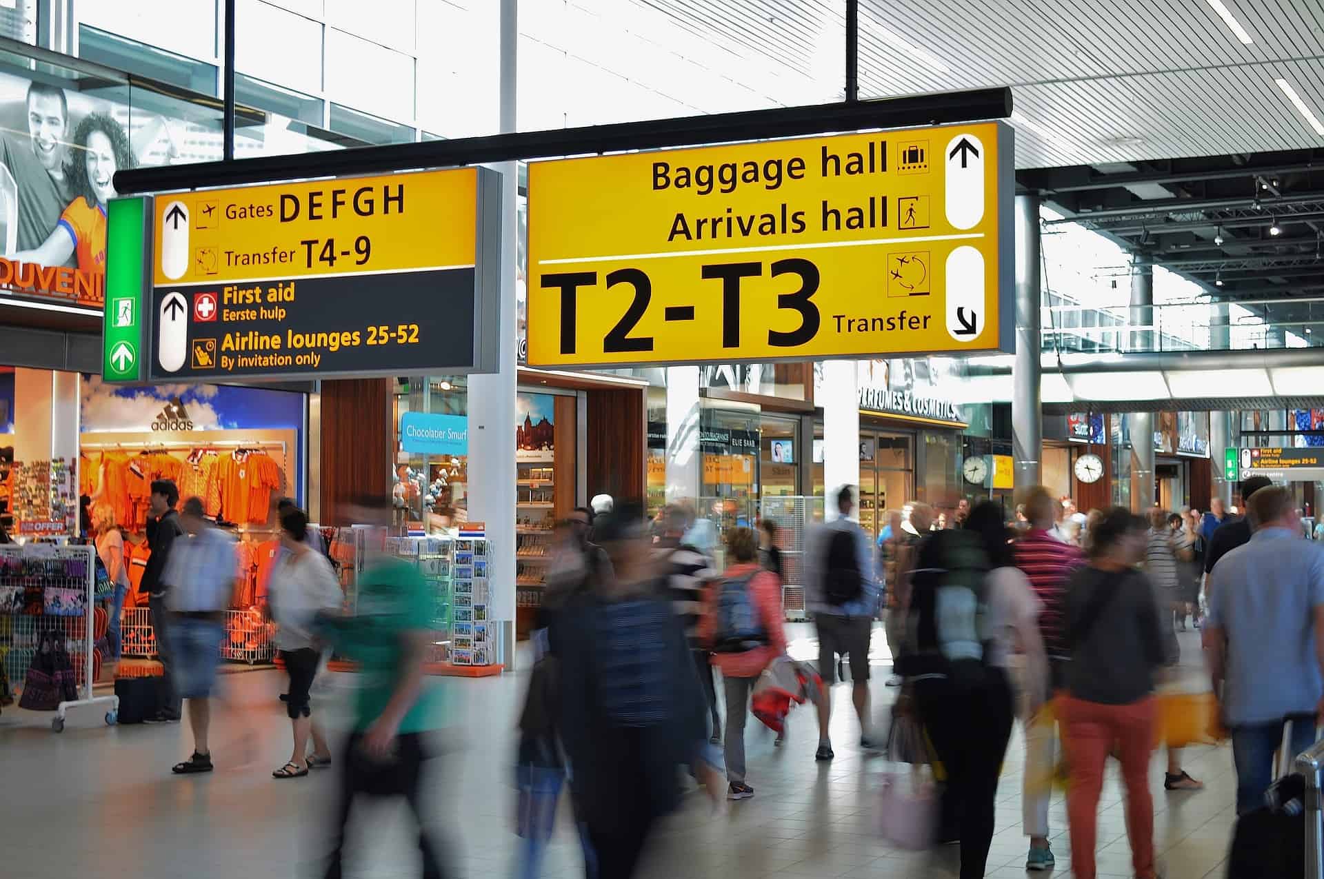 Waiting at the airport: What to do? Ideas and tips