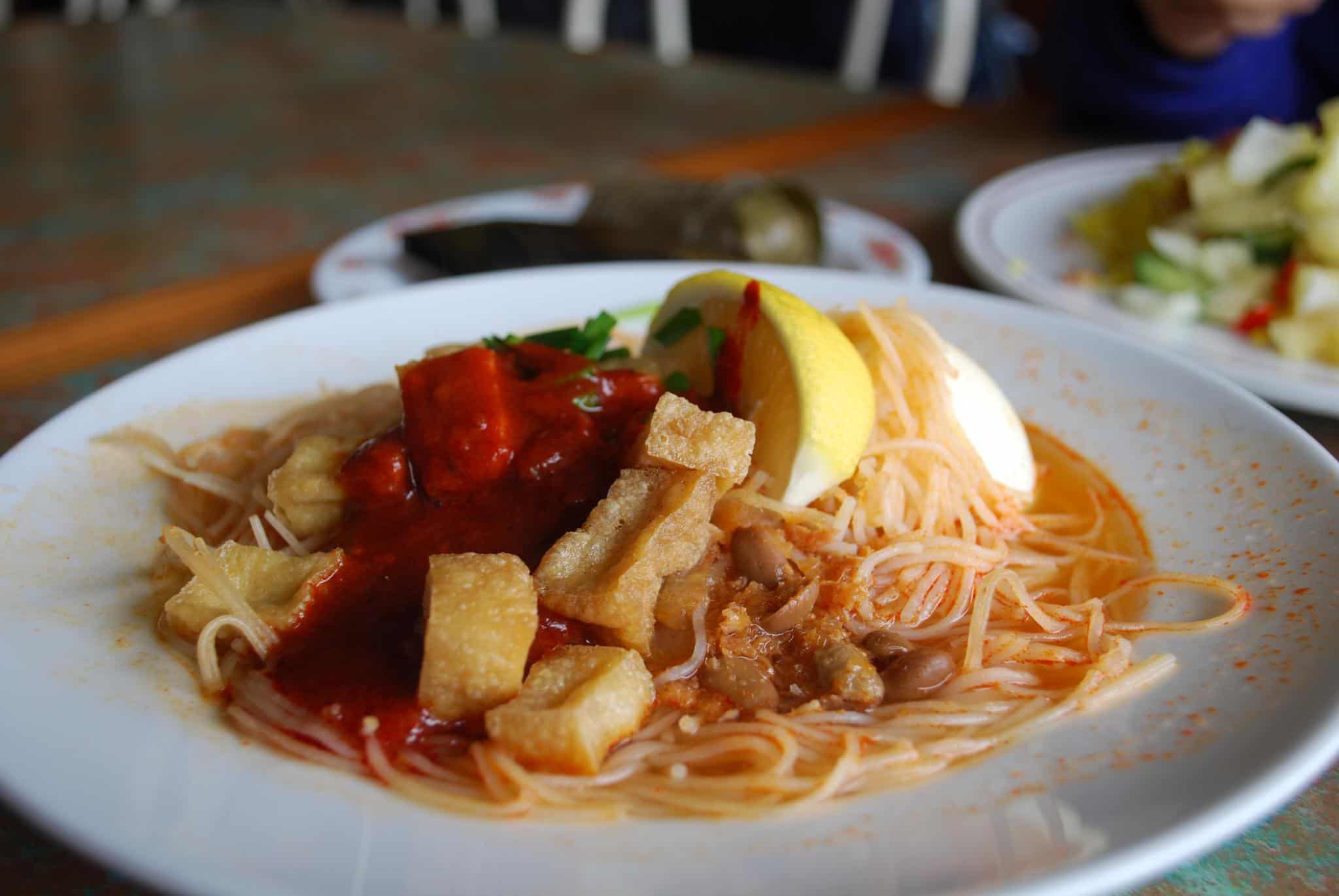 Mee-Siam-Singaporean-Breakfast-Breakfast-in-Singapore, breakfast in Malaysia, Malaysian Breakfast, traditional breakfast in Malaysia
