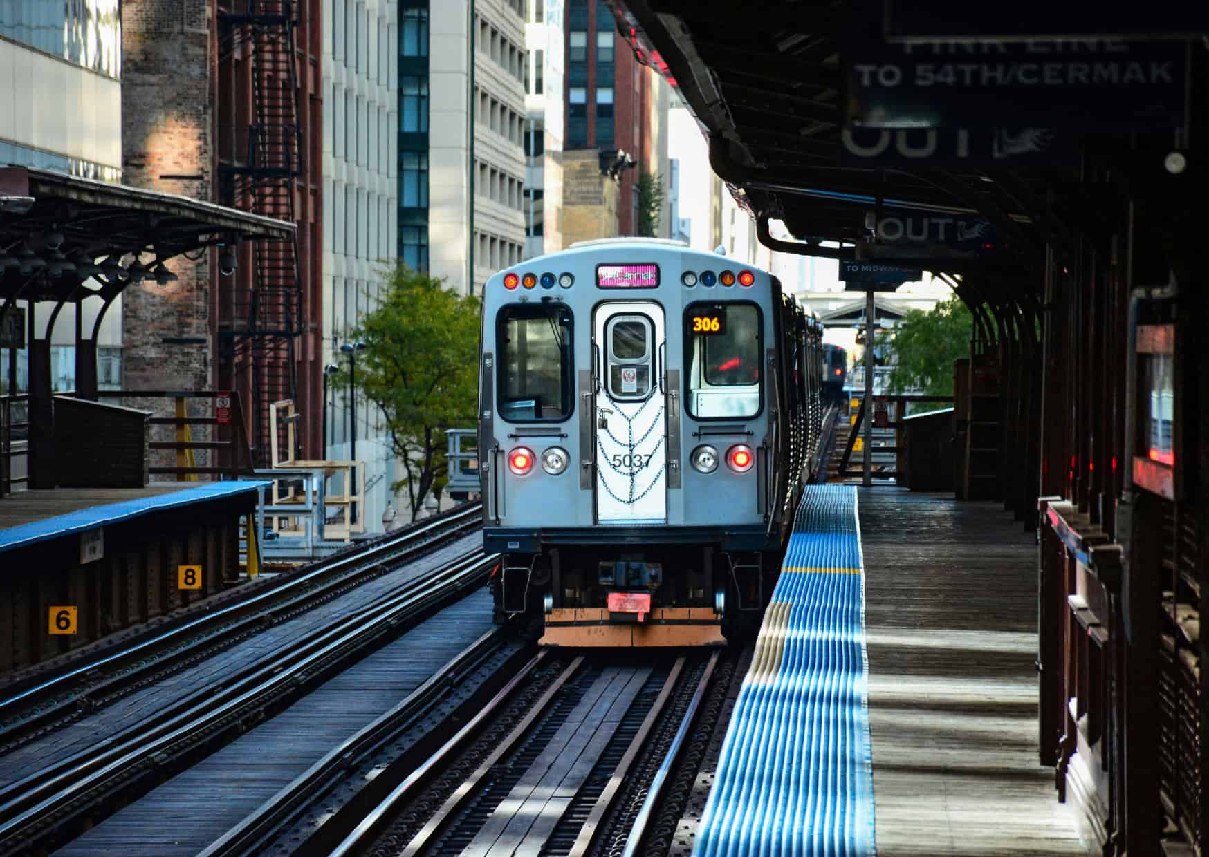 The CTA Train in Chicago - top mistakes tourists make in Chicago 