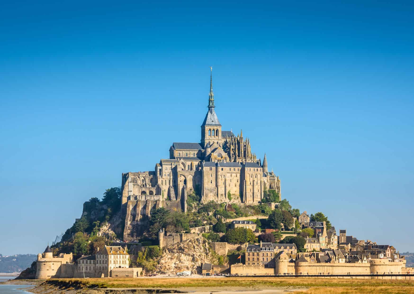 15 Common Tourist Traps In France and How to Avoid Them, North France Vs South France Which Is Better For Travel And Food