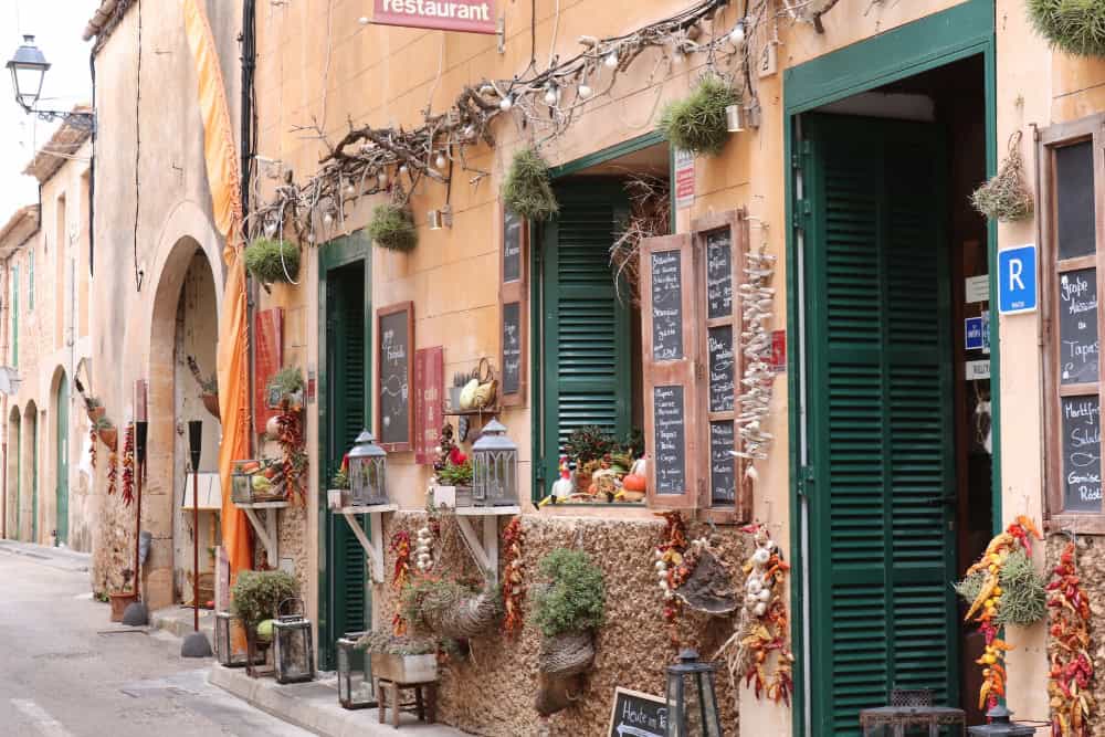 15 Unspoken Rules of Mediterranean Life 8