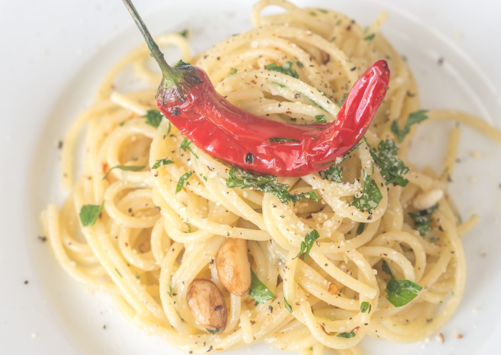 Nonna’s Spaghetti Aglio, Olio e Peperoncino (Recipe Guide)