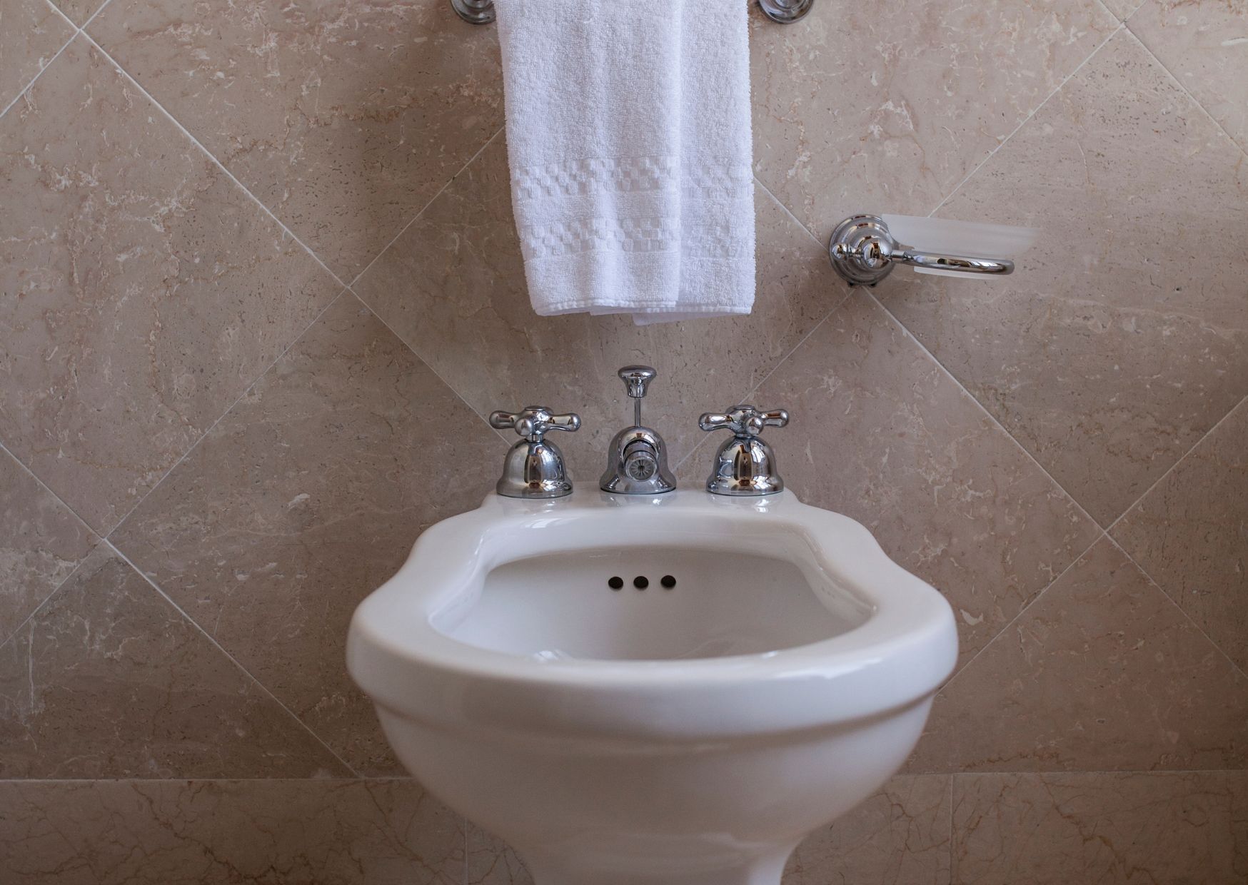 Bathroom Guest Rules Europeans Follow 1