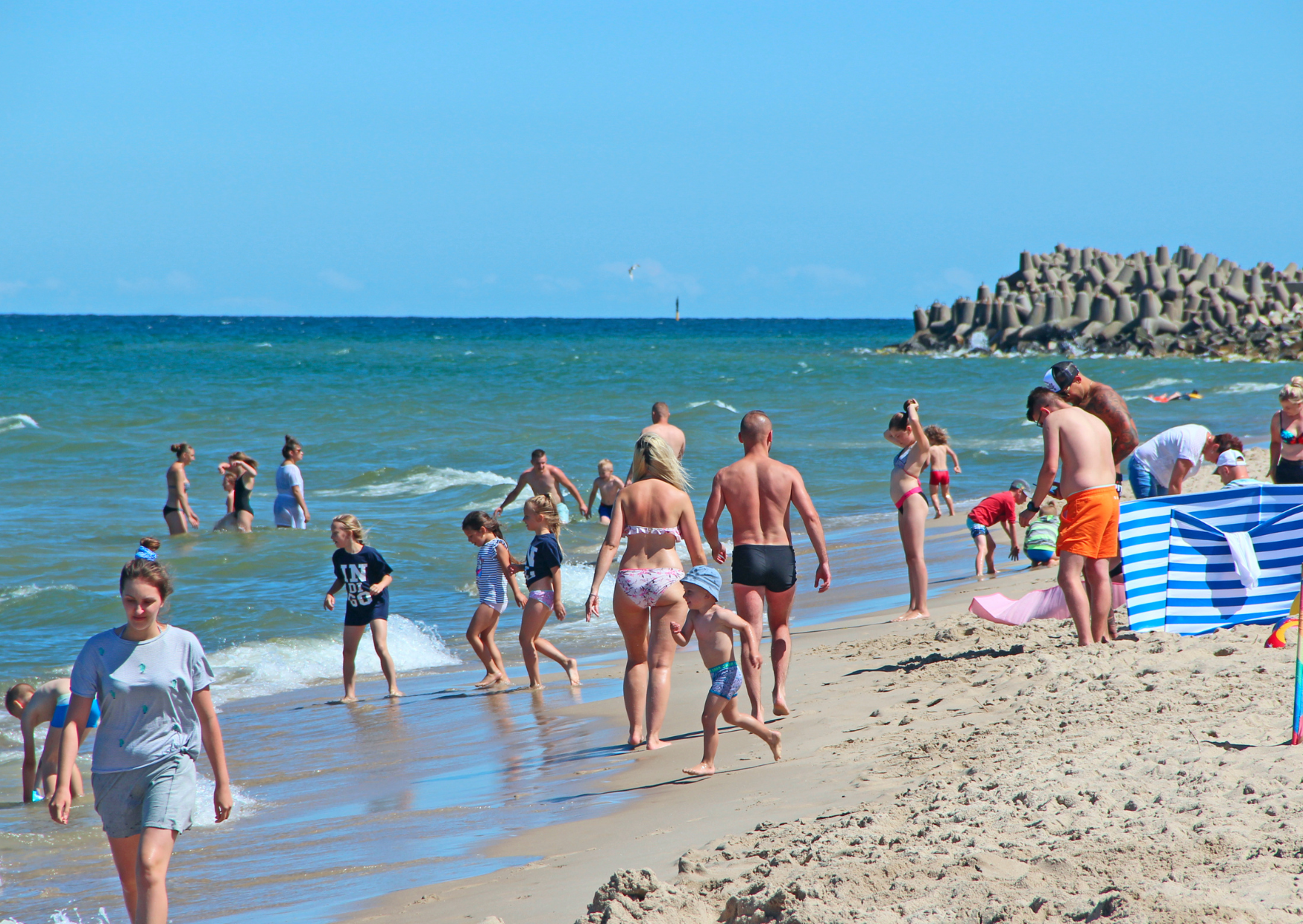 What Spanish Beach Culture Teaches You About Body Confidence