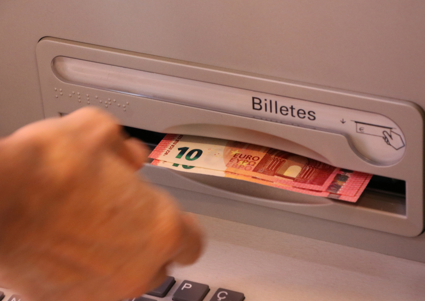 Why Americans Should Never Use These 5 ATMs in Tourist Areas 4