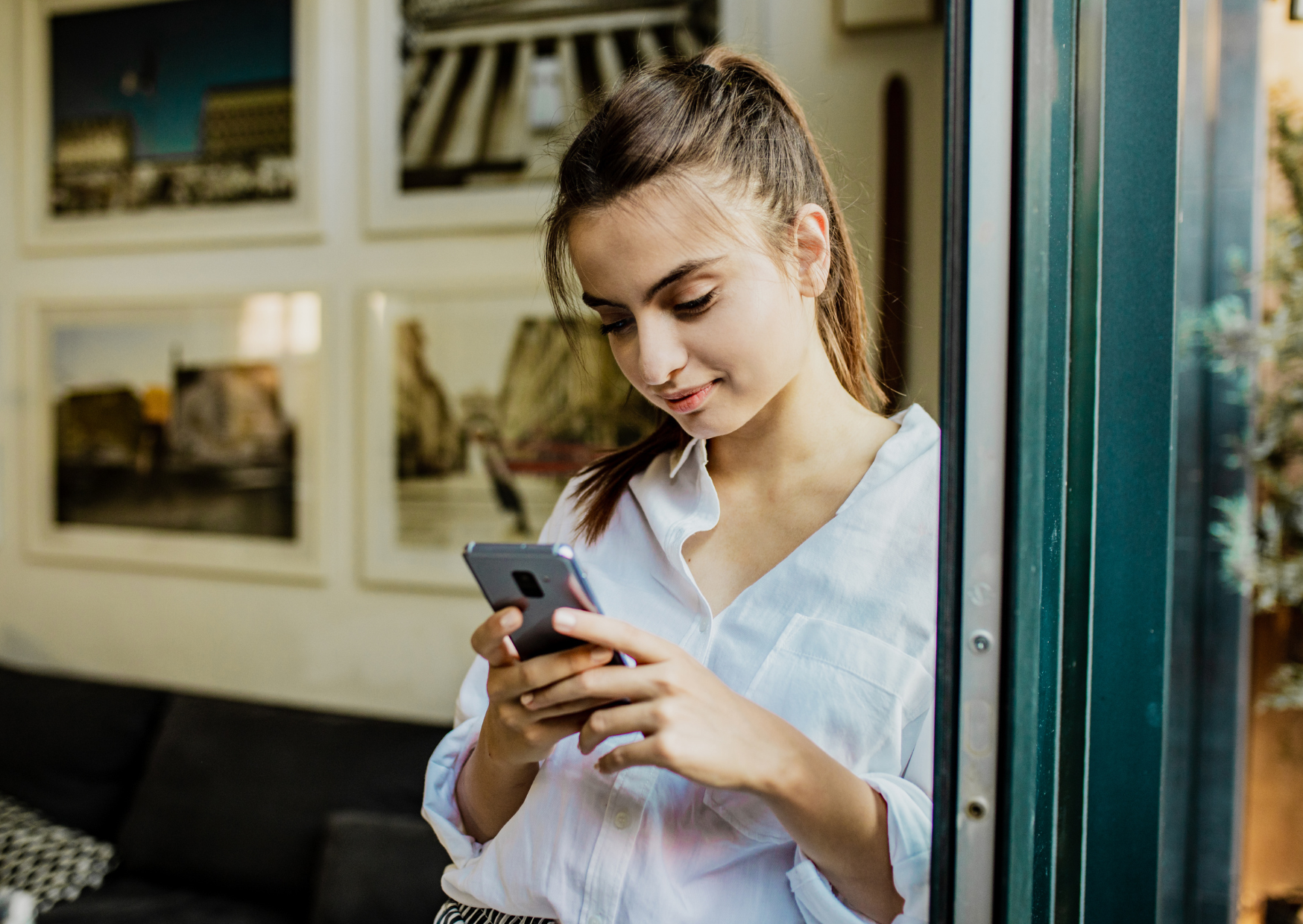 French woman texting 2