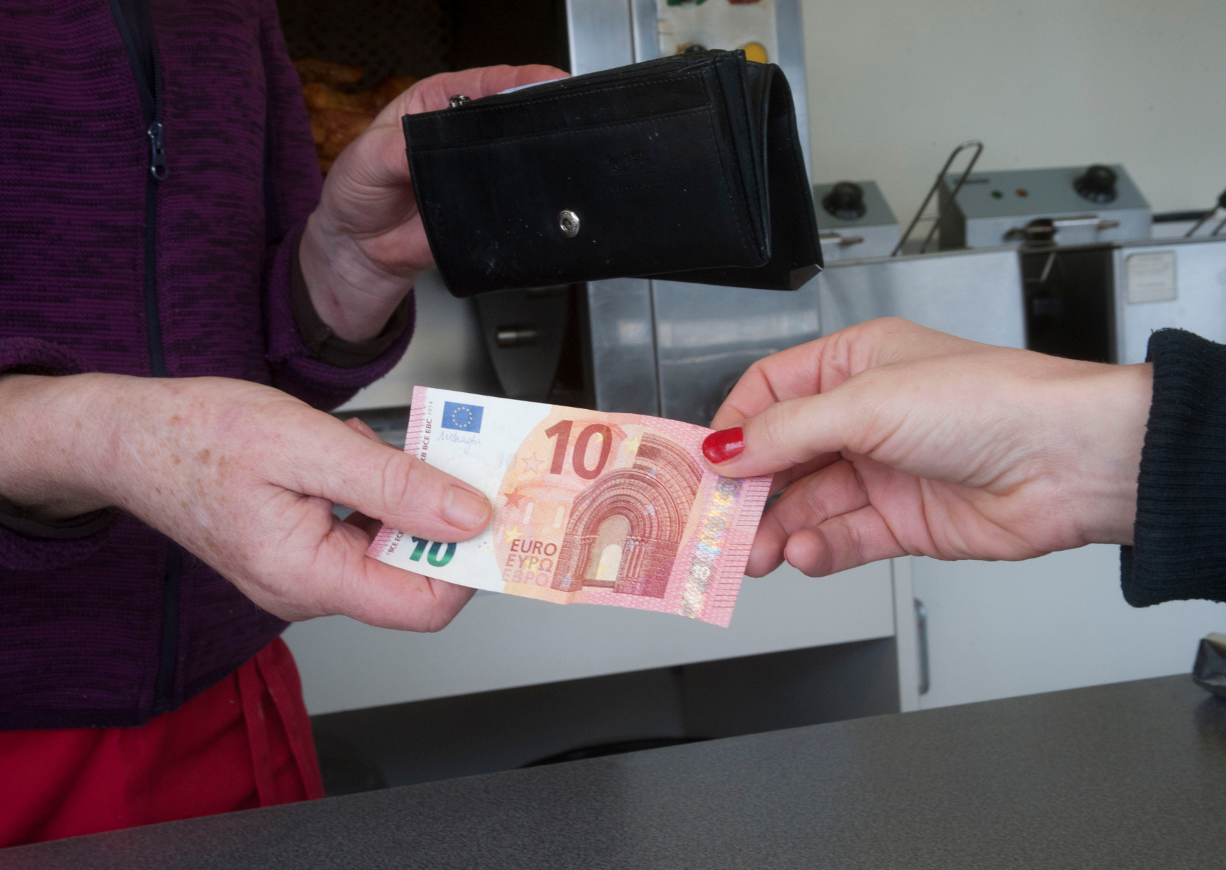 Europeans pay cash